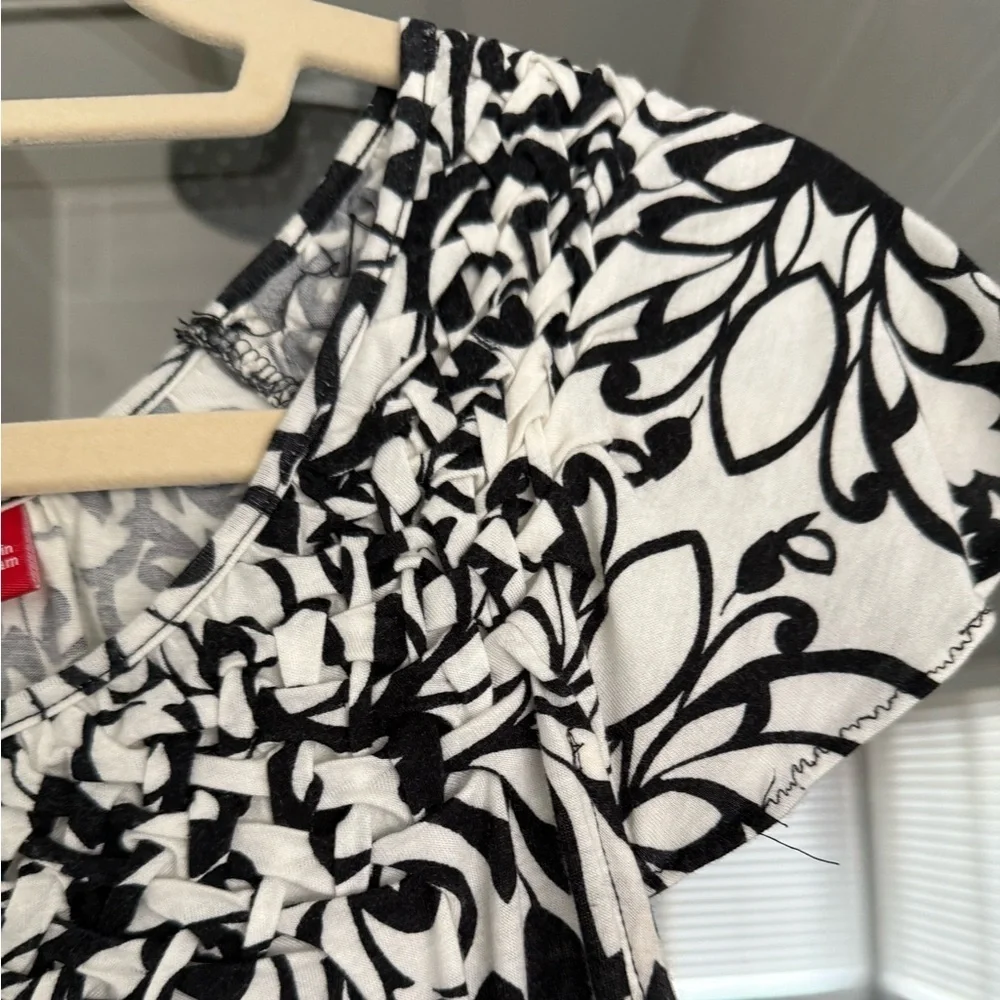 Elle Black and White Smocked Blouse with Short Sleeves - Picture 2 of 5
